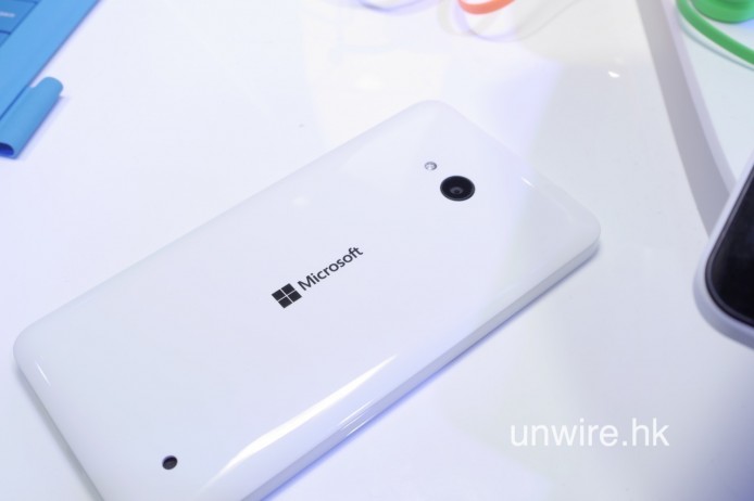Lumia 640 採用光面塑膠機背。