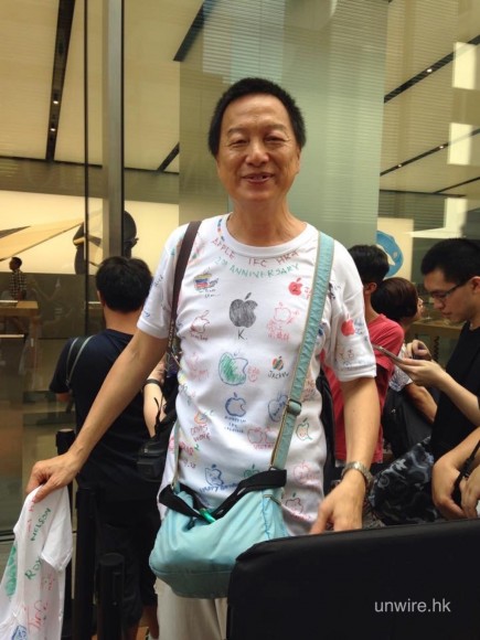先生 Tee 上面既字同畫係其他香港Apple Store staff 寫同畫既，上次 CWB 開幕時