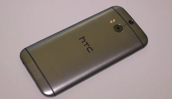 HTC One (M8) 的機背其實已採用過類似的設計