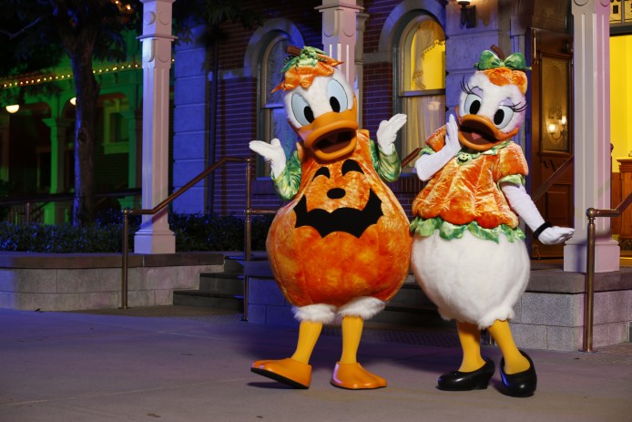 Disney Haunted Halloween_Characters Meet and Greet_Donald and Daisy