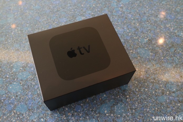 新版 Apple TV 改用全黑色長方型包裝盒。