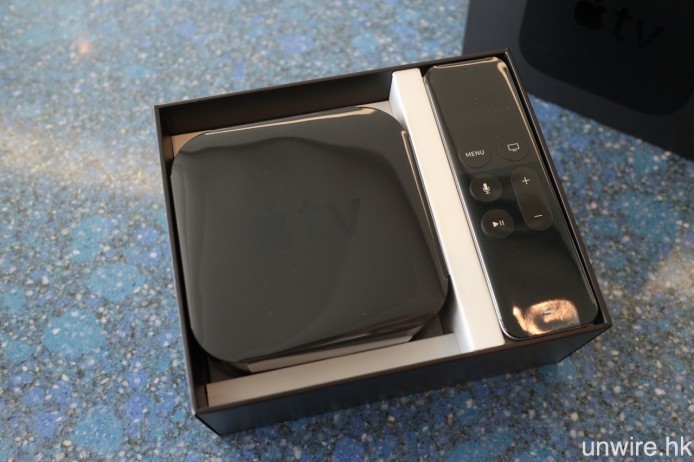 一打開包裝盒，就會見到新 Apple TV 及 Apple TV Remote。