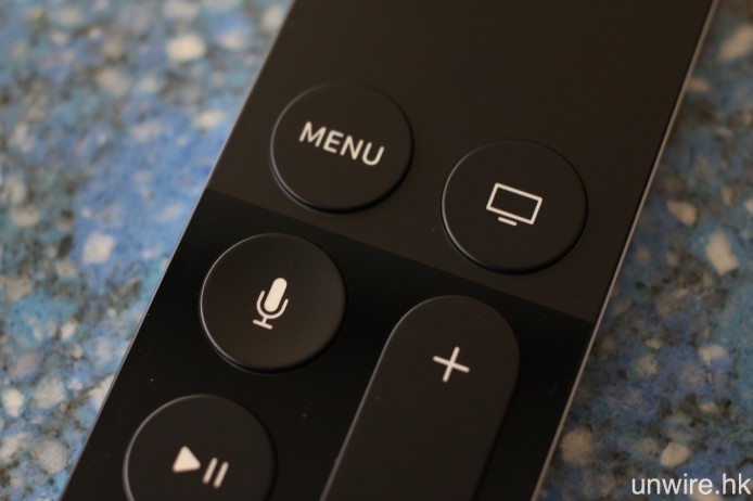 Apple TV Remote 上半部是磨砂面設計，下半部則是鏡面拋光。
