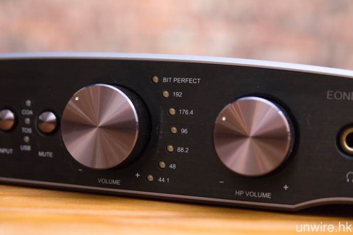 與 Essence STU 一樣，Essence One MKII 亦設有獨立喇叭（需另外配合主動式喇叭或擴音機驅動）及耳機音量調校旋鈕，並配備接收訊號取樣率標示燈。