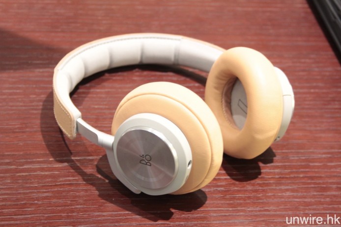 同場發布還有全新主動消噪入耳式耳機 BeoPlay H3 ANC，以及支援輕觸操控的無線藍牙耳筒 BeoPlay H7。