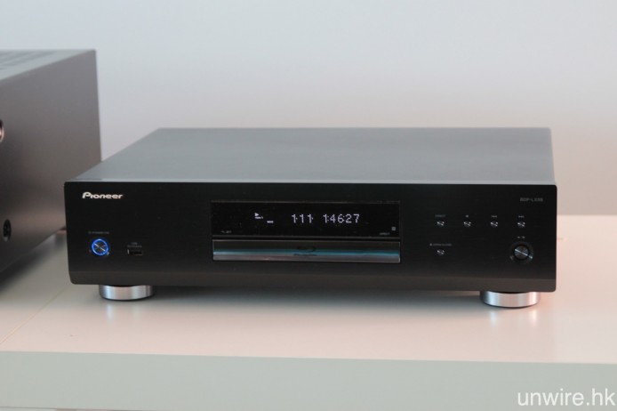 與 Onkyo TX-RZ900 合作的，則是 Pioneer 中階 BD3D 播放機 BDP-LX58，合力帶來理想的聲畫表現。