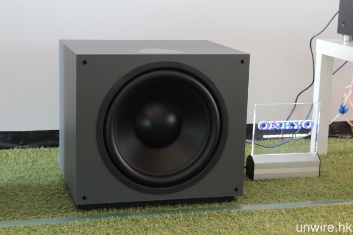 為提供足夠的低頻量，超低音喇叭就用上擁有 15 吋特大低音單元的 D 600 SUB。