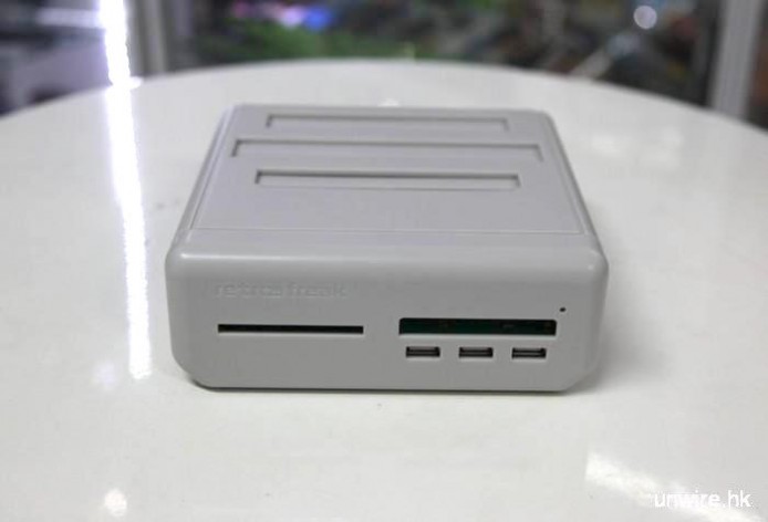 遊戲盒帶轉換器，正面左方對應 PC-Engine 帶，右上方對應 Gameboy 系列帶，右下方 3 個 USB 插口則可連接原創手掣或其他 USB 手掣，包括 PS3 及 PS4 手掣都可以用