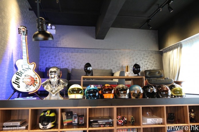 至於錄音室外的大廳區域，則見到 Mark 的電單車頭盔、名錶等收藏品。