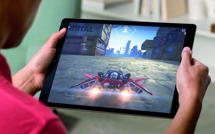 iPadPro_Lifestyle-Gaming-PRINT