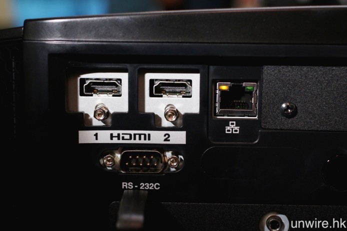 3 款型號的兩組 HDMI 輸入端子，均為 HDMI 2.0 規格，對應 4K 60p 4:4:4 8bit 及 HDR 訊號之餘，亦支援 HDCP 2.2 通訊協定。