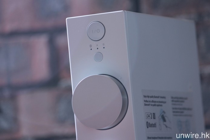 而頂部則有訊源轉換及電源開關按鍵。