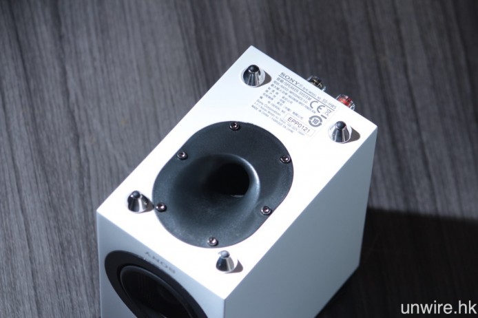 音箱底部設有低音反射孔。