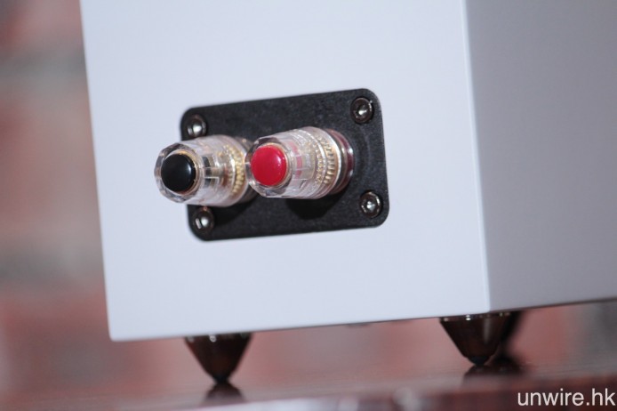 與主機之間可以蕉插或夾線連接。