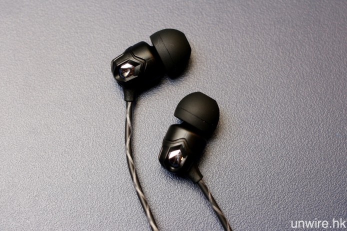 耳機外殼以鋅合金液態鑄造而成。