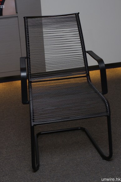 線材有多堅韌？足以用來製成可以承受一個成年人重量的座椅。