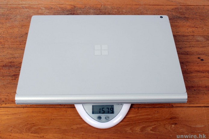 Surface Book平板連鍵盤座，成部機重量成 1.579kg......