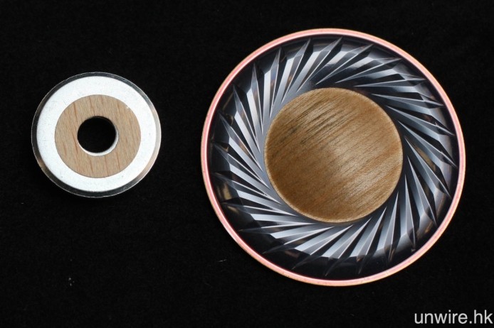 40mm 單元以樺木 Wood Dome 振膜（右）及 1T 磁通量的釹磁鐵（左）組合而成，前者底層為 PEN 物料，後者則改威磁鐵頂部形狀，去大幅度加強磁力，從而提升對單元的控制力，令單元運動更為線性。