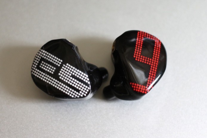 S-EM9 右邊耳機印有 EarSonics 的品牌標誌，而左邊耳機則印有型號中的 9 字，亦代表它用上 9 組單元。