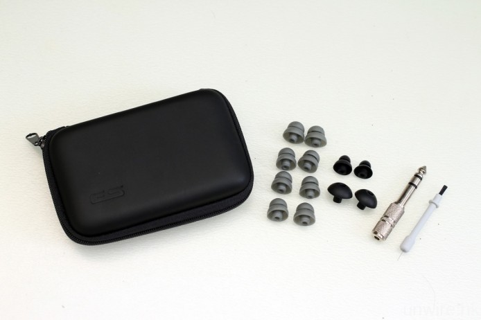 隨機附送便攜盒、4 對硬身雙節膠、軟身兩節膠及傳統耳膠各一對，以及 3.5mm/6.3mm 轉插和清潔棒。