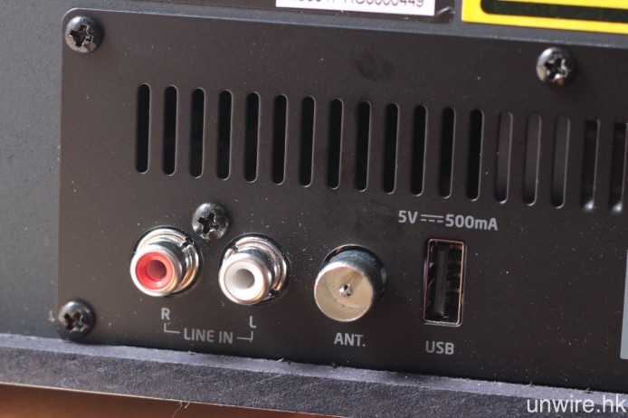 輸入端子包括 RCA Audio、FM 天線及 USB Type A。