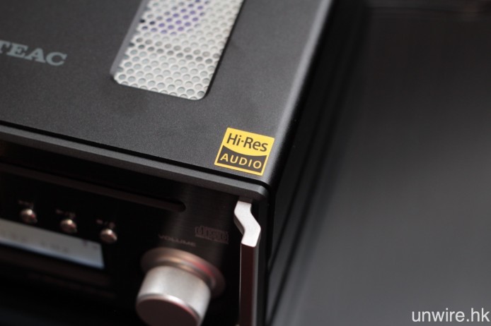 主機貼上 Hi-Res Audio 認證標籤，並設有 44.1kHz/48kHz 兩個獨立主時鐘，減低時基誤差失真（jitter）。