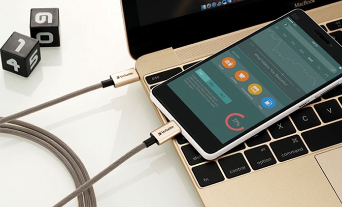 USB-C to USB-C Cable_lifestyle