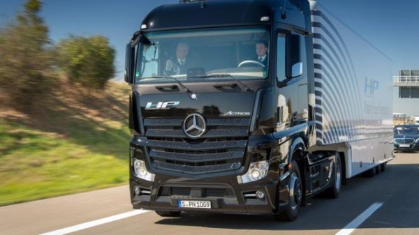 Mercedes-Benz 旗下的無人貨車去年 10 月已於德國進行路面測試