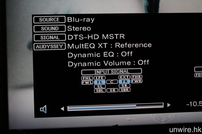 擴音機在接收《2016 DTS Demo Disc》的 DTS Headphone:X 聲軌時，會顯示為 DTS-HD Master Audio 2.0 訊號，而《血色莊園》的則是 DTS 2.0。