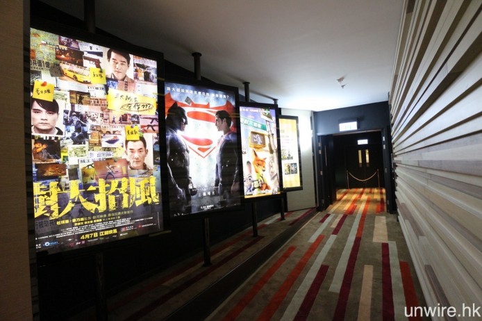 2 院及 3 院外走廊展示著上畫中及即將上畫的電影海報。