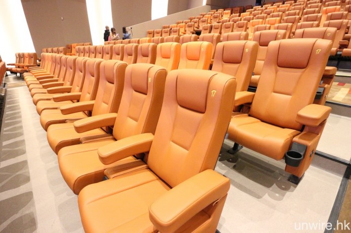 而座位則用上淺啡色配鮮橙色設計，行距夠闊，坐得頗舒服。