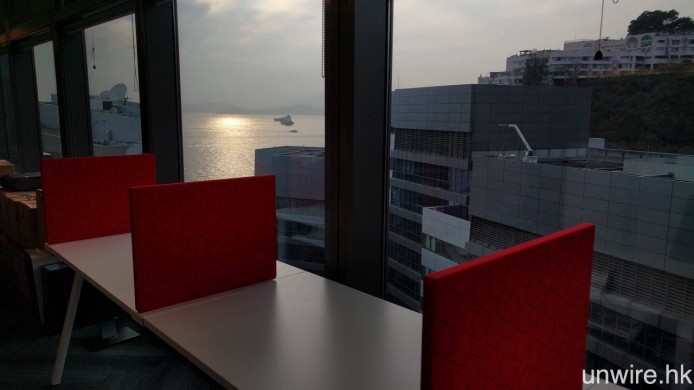 少年你太天真了，在 Microsoft 香港辦公室就設有一排無敵大海景的自修室式「自閉」工作檯，坐係度都唔知做嘢好定欣賞海景好。