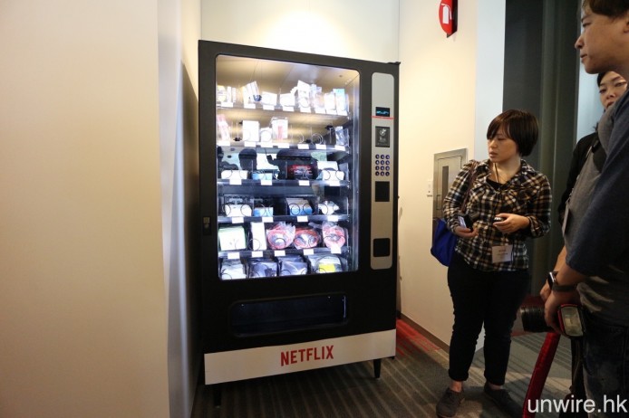 走入辦公室，迎面而來是一部自助「售賣」機，內裡擺放著各式各樣電子配件，雖然明碼實價，但實際上是免費提供給 Netflix 員工。