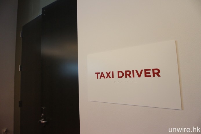 不同的會議室以不同的電影命名，例如《Taxi Driver》、《Mad Max》等。