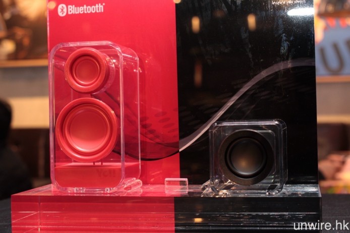 另外兩款產品則是同樣採用透明機身設計的 ClearHolic（左）及 ClearCube，兩者除可單獨播歌之外，亦可以一對同型號喇叭作無線立體聲輸出。