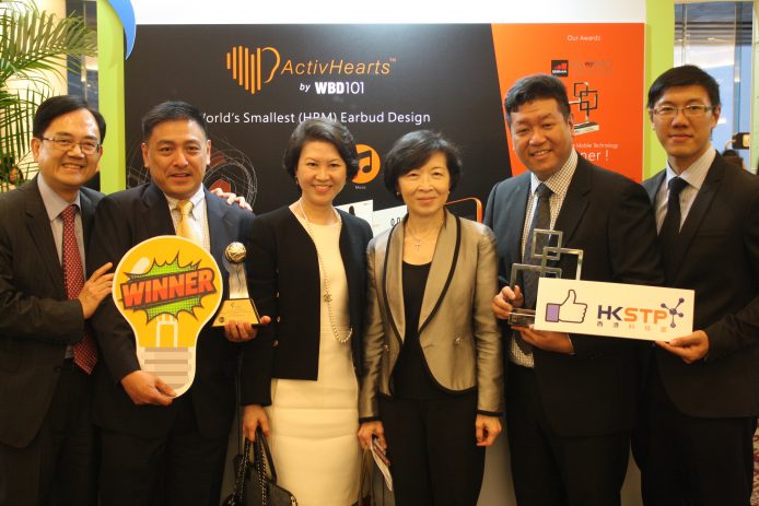 衛保數碼聯合創辦人高平 (左二) 表示，公司成立三年多，已取得超過30項專利，今年更贏得最佳智慧香港大獎，團隊們都非常雀躍。