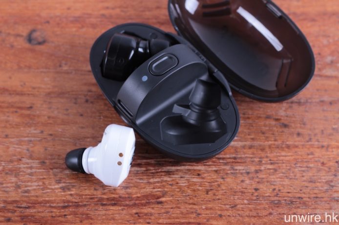 耳機底部設有用作充電的磁力金屬接點，放進保護盒就會自動貼合並為之充電。