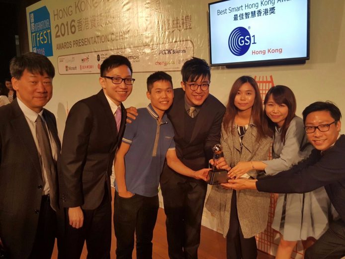 GoPOPYeah創辦人鄭子健 (左四)本身也是市集搞手，基於自己對籌備活動的認識及需要，從而建立GoPOPYeah這個平台，今次還得到ICT獎項，表示非常興奮。