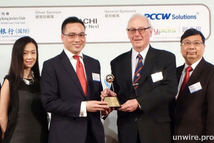 東亞銀行的智能數碼分行，贏得「最佳金融科技大獎」，網絡管理及營運部主管錢偉倫(左二)代表領獎。