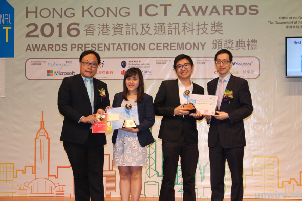 香港城市大學學生黃熙廷（右二）憑著 Wearable Canvas 「畫板 T」，獲頒「最佳學生發明（大專或以上）銅獎」。