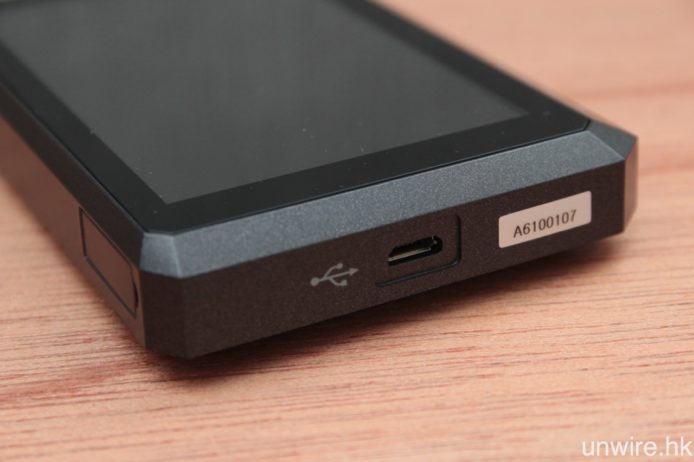 Micro USB 可作充電及傳輸檔案之用。