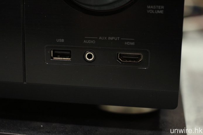 機面設有 HDMI、USB 及 3.5mm mini jack 輸入端子各一組。