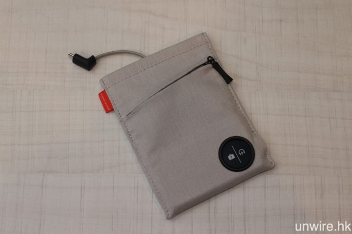 若選擇同捆套裝，則會包含一個內置充電器的便攜袋，袋內設 Micro USB 充電線。