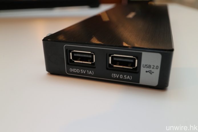 左邊則設有兩組 USB 輸入端子。