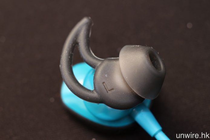 採用運動版 StayHear+ 矽膠耳塞，用以加強佩帶穩固度。