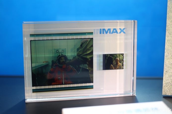 雖然 IMAX 戲院現時已經改以數碼放映為主，但相信不少 IMAX 迷都對它的 70mm 菲林之畫質念念不忘。究竟 70mm 菲林與一般電影的 35mm 菲林有何分別？那就是前者面積較後者大上接近 10 倍，而且比例有所不同，令解像度及畫面內容均遠較後者更為豐富。