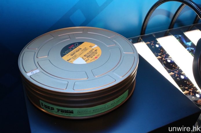 圖中盒內就是裝載著 IMAX 70mm 電影菲林拷貝。
