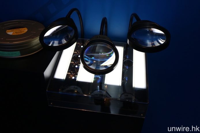 UA iSquare 內的 IMAX 展覽，參觀者可透過放大鏡親身觀看以往 IMAX 70mm 菲林記錄的每格畫面。
