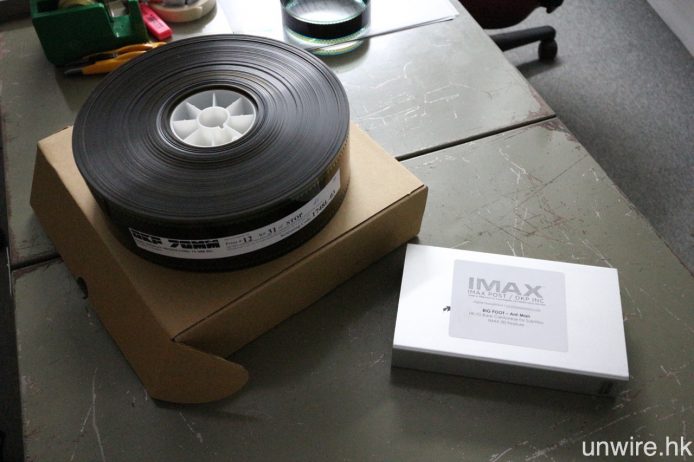 圖左的為 IMAX 70mm 菲林拷貝，而右邊的則是現行 IMAX DCP 硬碟，據 Teddy 表示，左面厚厚的一卷菲林，其實只是記錄著 3 分鐘片段，而右邊則已是一套完整的 IMAX 3D 版《蟻俠》。
