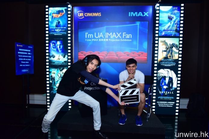 「達哥」變身「呀凡達」快閃賣飛之餘，更與到場 Fans 於 IMAX 佈景板前拍照留念。